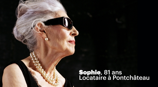 Sophie, après 60 ans de mariage, perd son conjoint. Elle vend alors une maison devenue fardeau et vit sa nouvelle jeunesse dans son appartement Mobicap : elle aura toujours 20 ans et vous expliquera comment.