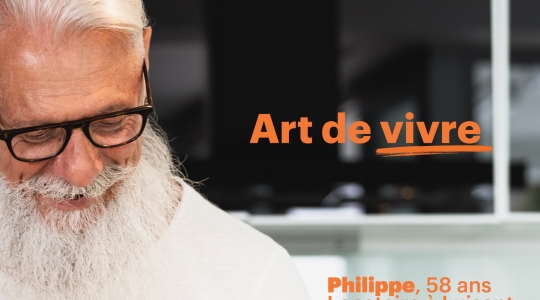 Philippe, fin gourmet, ancien chef de restaurant, cultive l’art de vivre dans son appartement avec vue. À l’heure du thé, il aura toujours un bon petit biscuit à vous offrir.